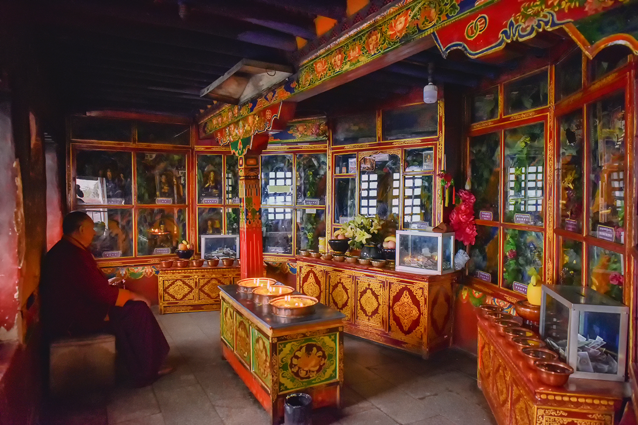 除了祖师洞,扎叶巴寺里松赞干布修行的法王洞,莲花