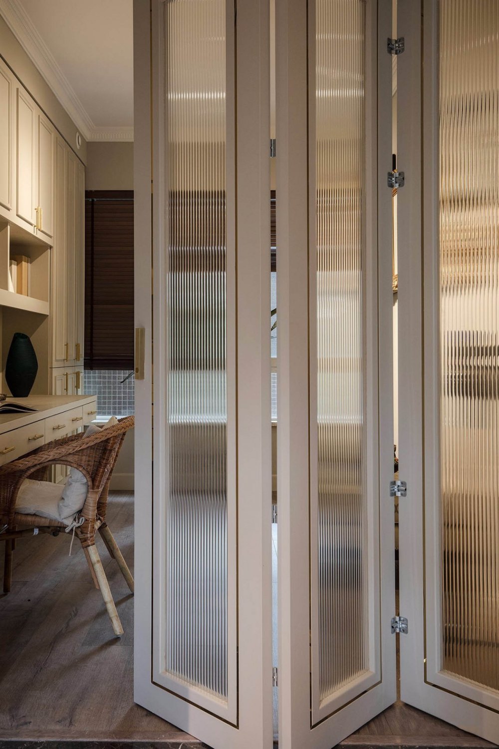 书房采用长虹玻璃折叠门,透光不透明,特意做长做窄的门片显得更加