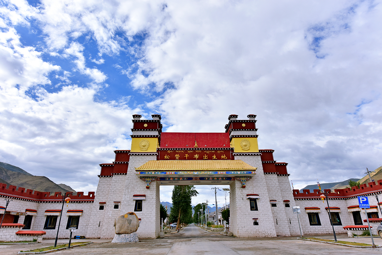 墨竹工卡县的甲玛沟是七世纪藏王松赞干布的出生地,这里四面环山,风景