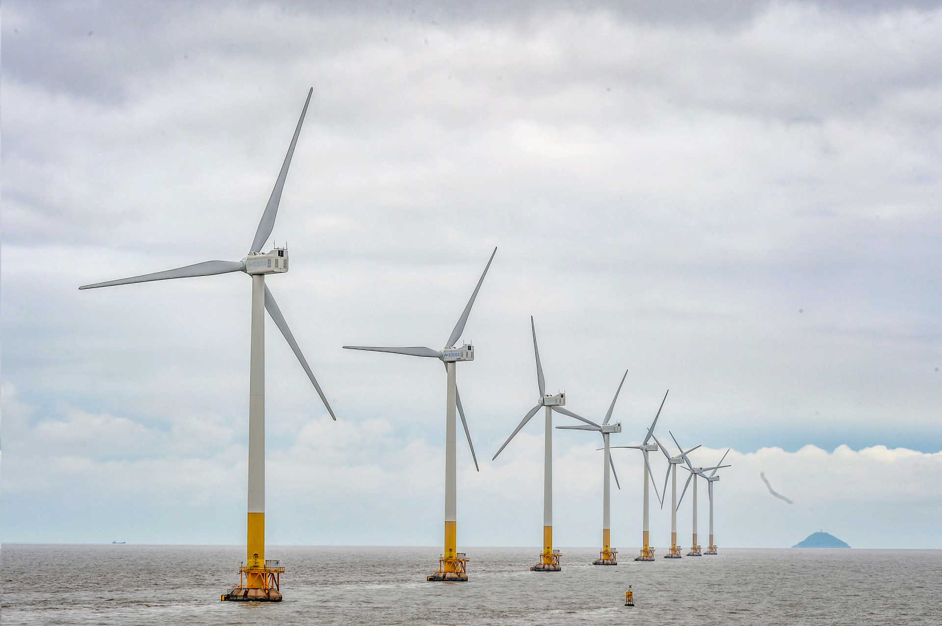 一台台海上巨型风机矗立在海面上