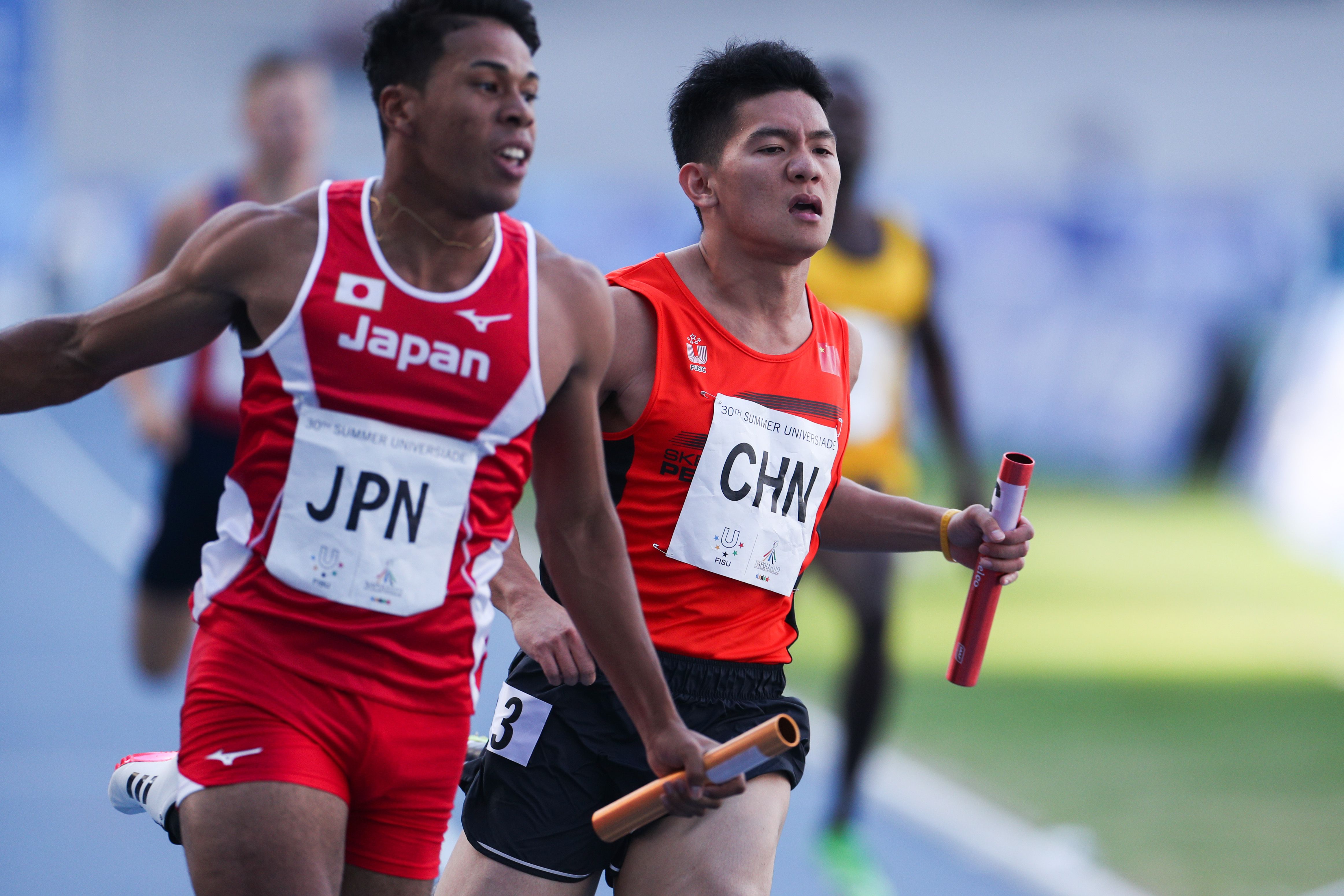 日本再现混血飞人!大运会百米接力绝杀中国队 禤达军遗憾落泪