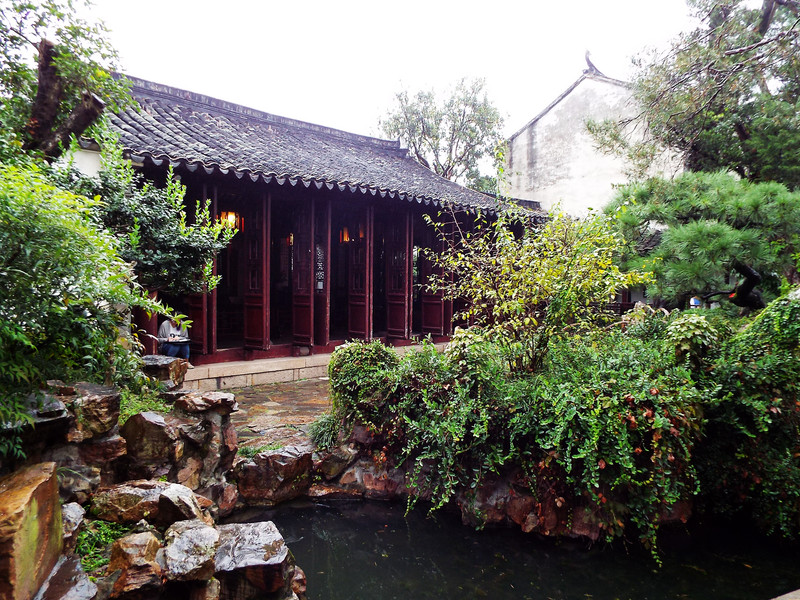 使轩,廊,亭融为一体,在美化花园东北角的同时,构成后面集虚斋,五峰