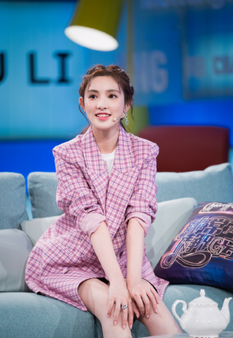 彭小苒的元气卷发太可了穿牛仔元素橙子t恤成夏日最靓look