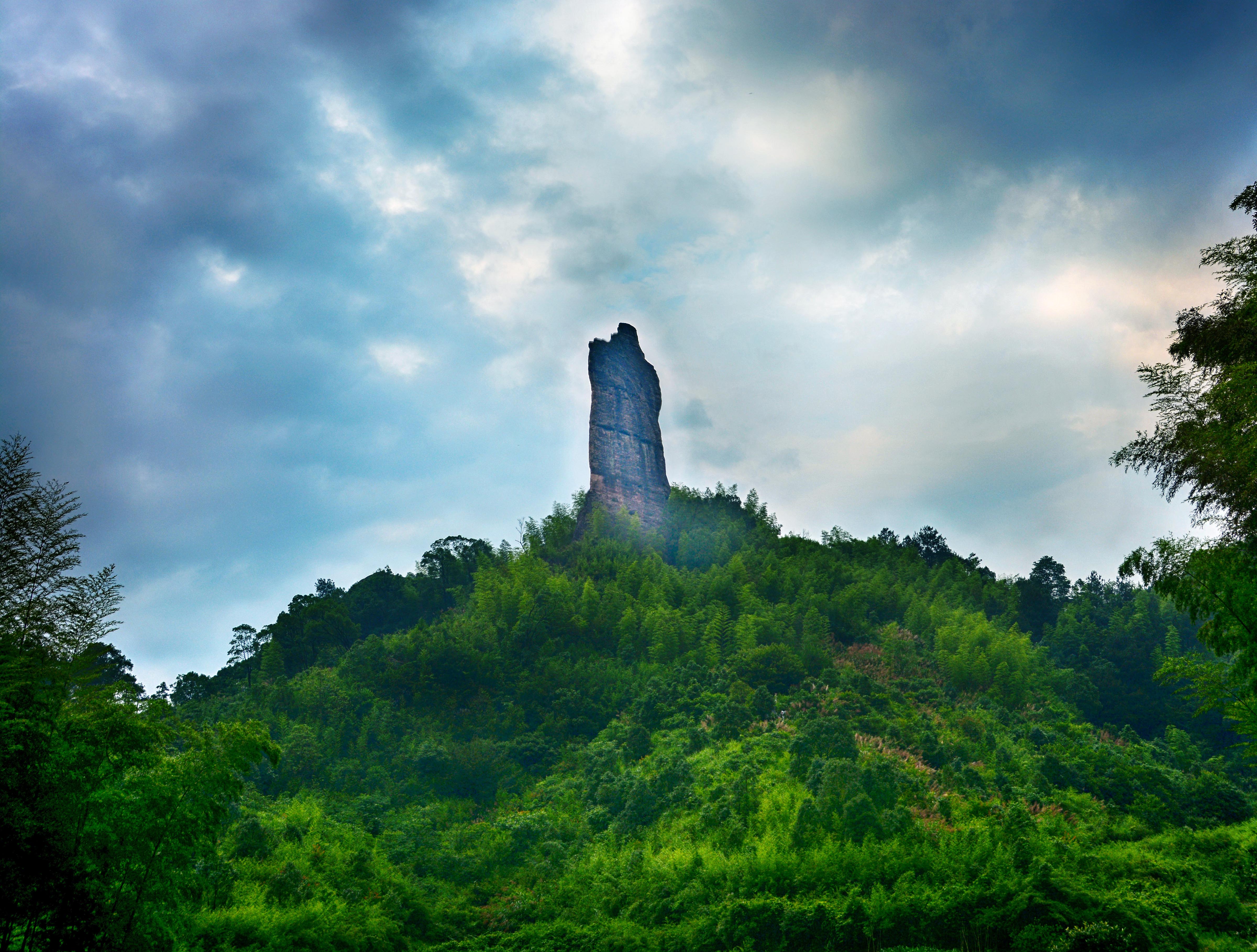 八角寨是峎山景区最高峰,因时有云涌峰浮而亦称云台山.