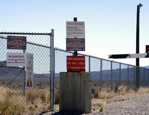 美国军方之所以发布这份声明,是因为最近在脸书上有网友发起"勇闯51区