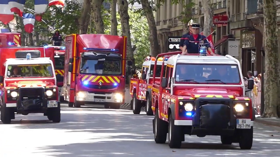 法国外籍军团战车和地方政府消防车同台竞技