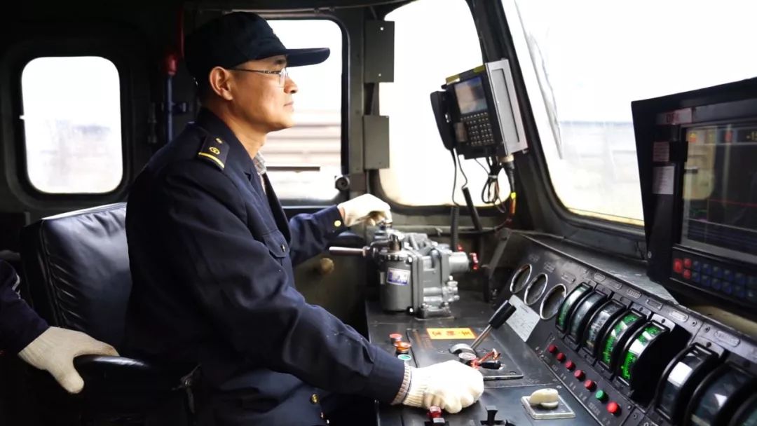 中内燃机车也使用的很少了而他驾驶的特快列车都属于电力机车虽然体力