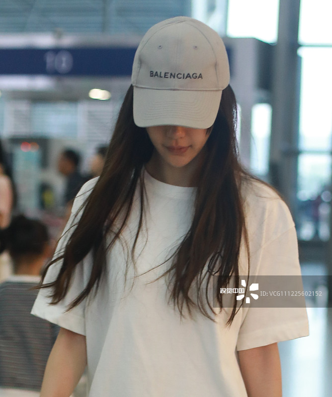 baby难得低调一次素颜现身穿苹果绿百褶短裙凸显小性感