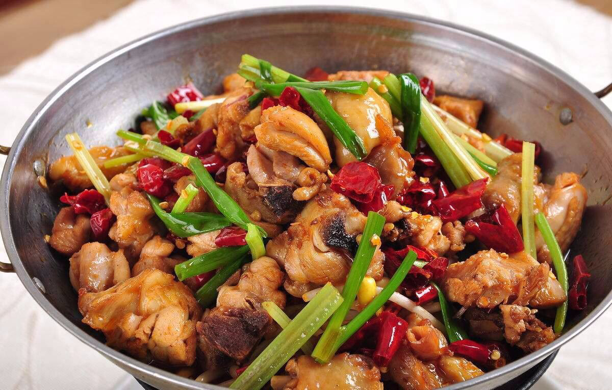 带有浓郁湘菜风味的干锅鸡,以新鲜嫩土鸡为主料,先精心卤制让调料汁