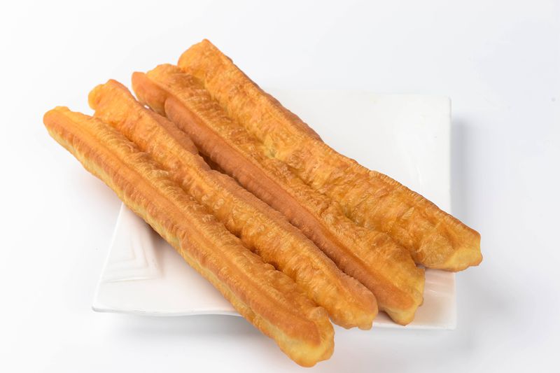 安心油条的2种做法这样做出来的油条蓬松暄软好吃极了