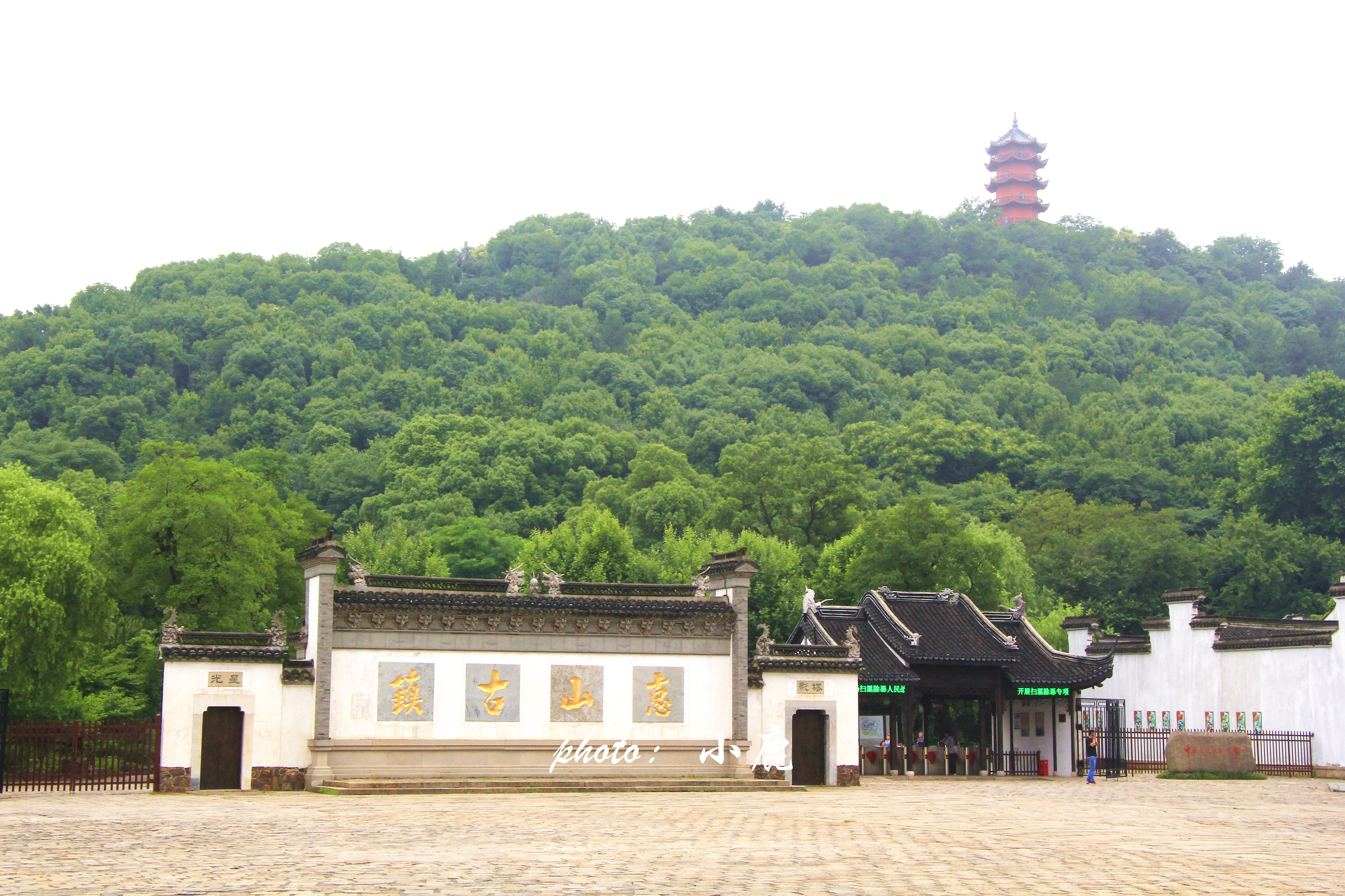 的免费景点,首推惠山古镇,这里可供游览的面积最大,也最富有无锡特色