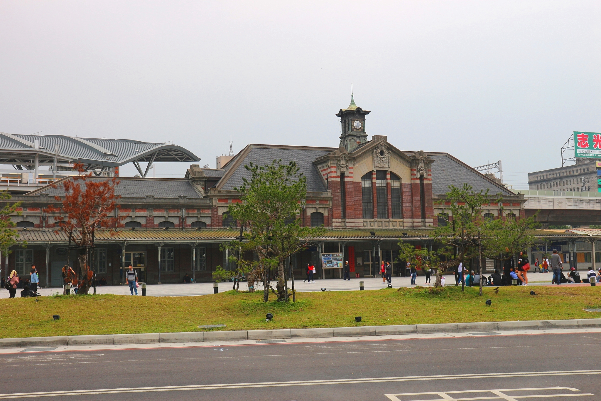 台湾行坐了超短程火车110年历史的台中站全台最美车站