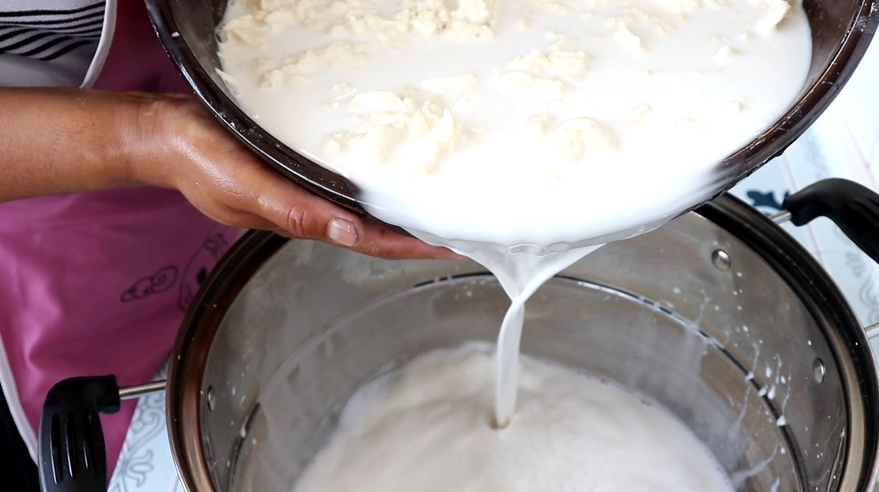 等把水洗的浓稠的时候,把洗出的面水倒进另外一个容器里面.