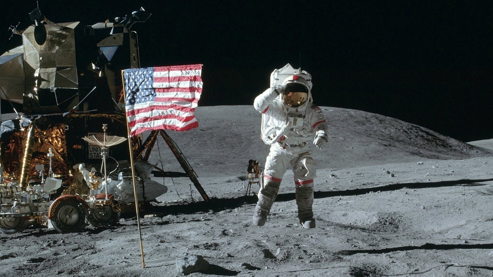 阿姆斯特朗是第一个踏上月球土壤的地球人类,他在踏上月球表面时,说出