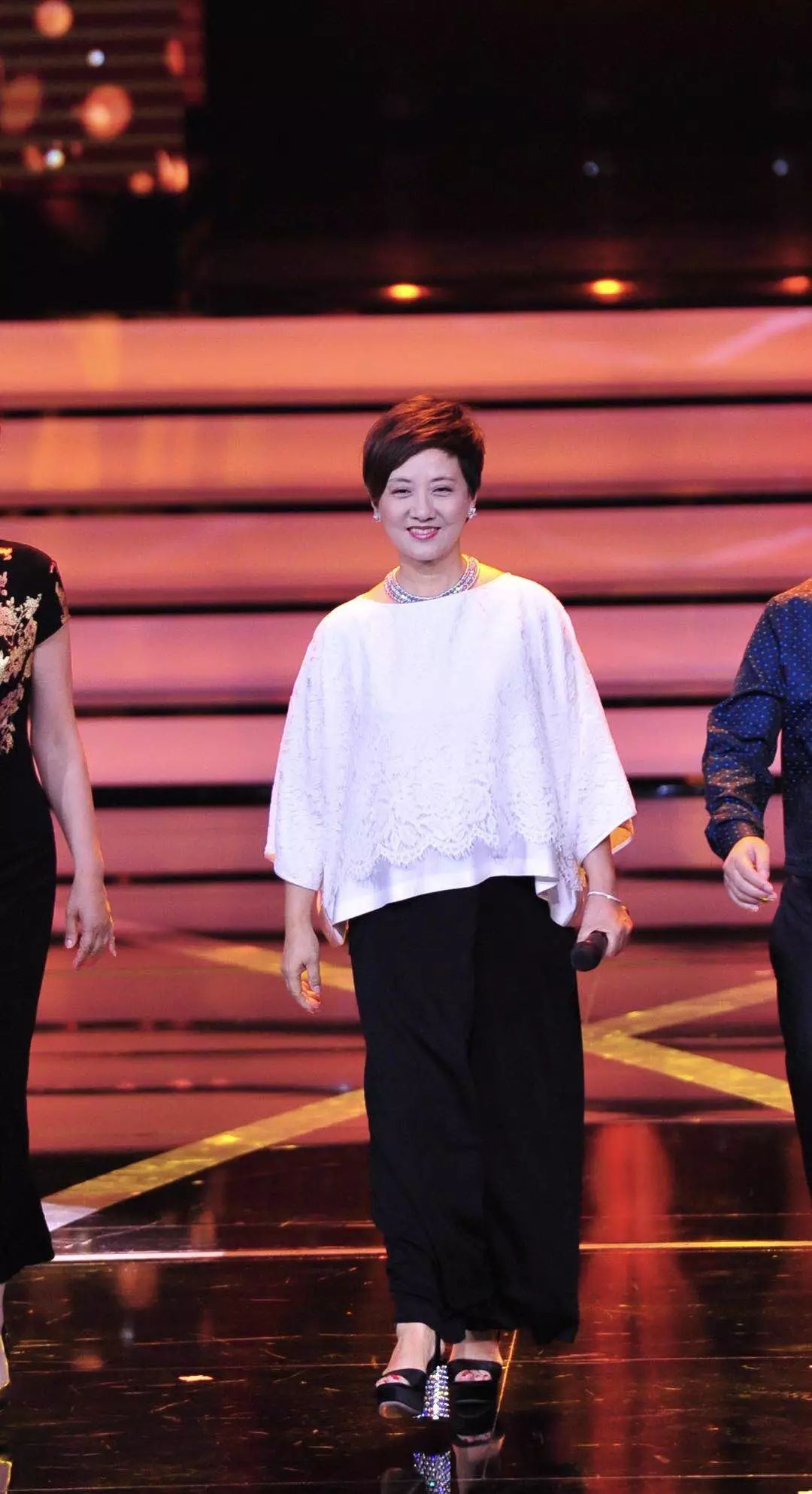 邓婕终于现身牛仔衣配百褶裙休闲又减龄62岁这气质太不一般