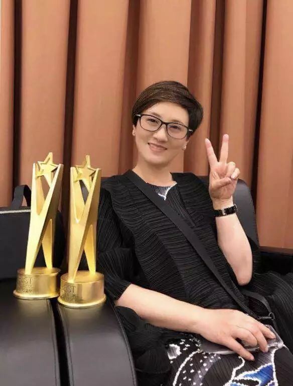 邓婕终于现身牛仔衣配百褶裙休闲又减龄62岁这气质太不一般