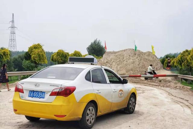 沈阳一出租车被劫百名民警正在搜捕现场曾鸣枪示警