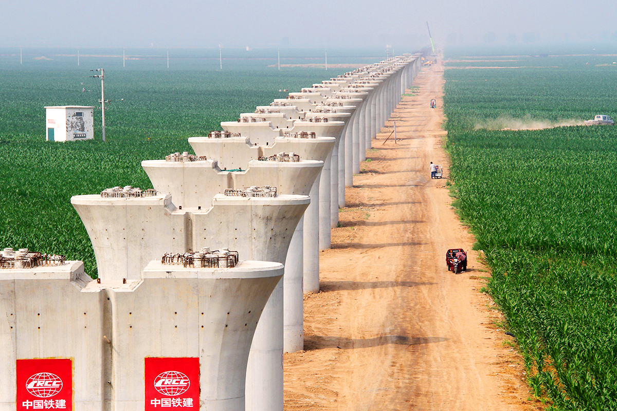 实拍郑济高铁跨路桥伏天施工现场,听了工人的话心里酸酸的