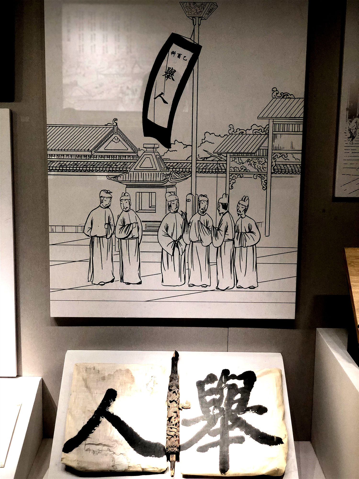 下图即为一件金线进士服,上面精致地绣着鲤鱼跃龙门的吉祥图案.