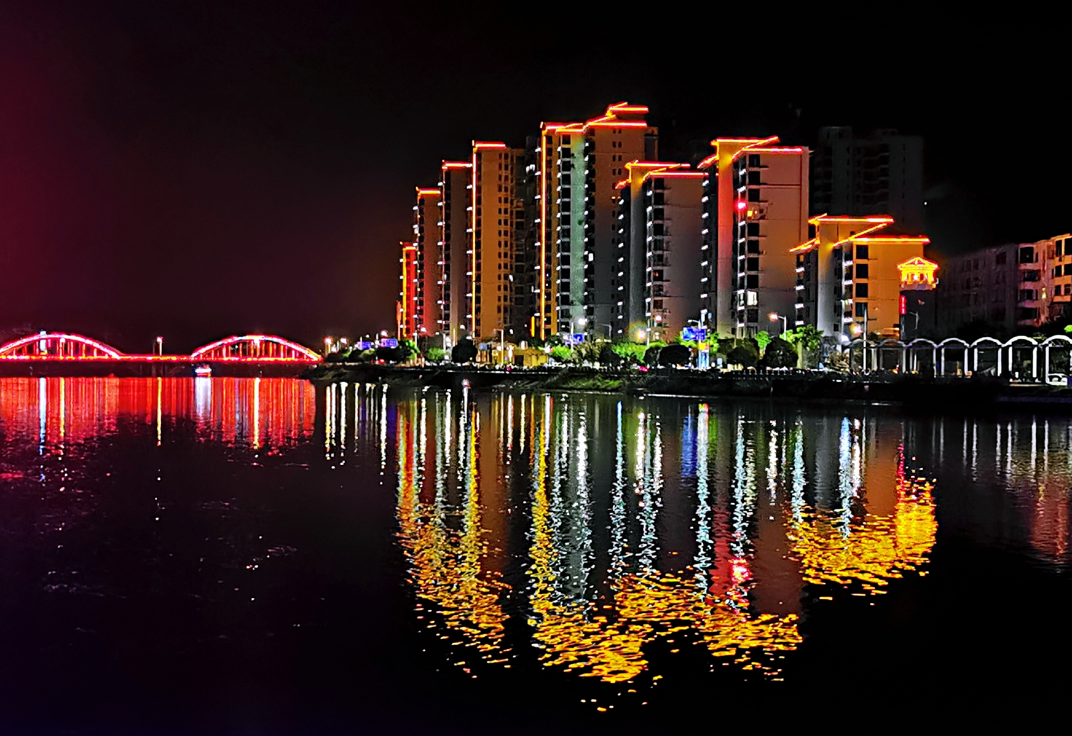 湖光潋滟尘埃绝一叶渔舟荡古潭宛若仙境小东江