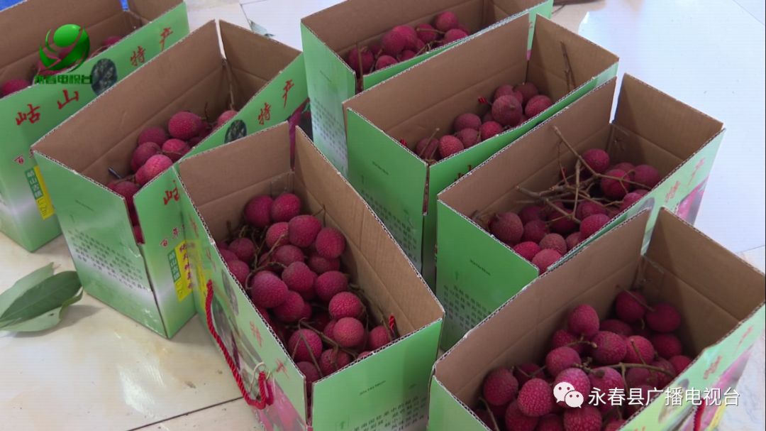 分拣装箱,并将包装好的荔枝摞成一叠,等待快递员取货后寄出