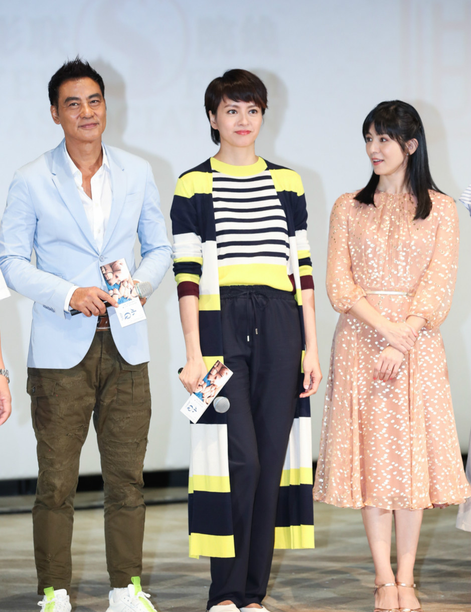 差两岁梁咏琪和杨采妮同台梁咏琪拼接外套高一头后者气质不输