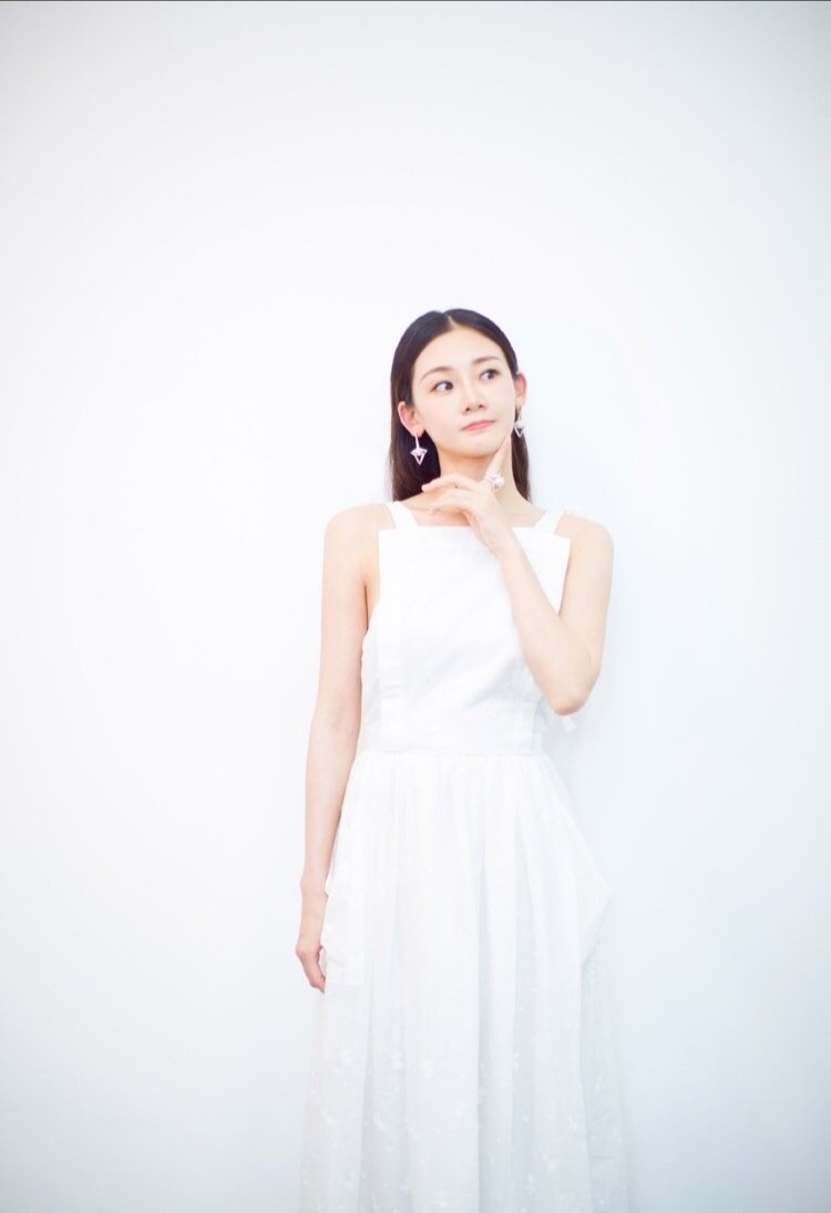芳华女主苗苗晒出白色系穿搭练舞多年身形体态保持的太好了