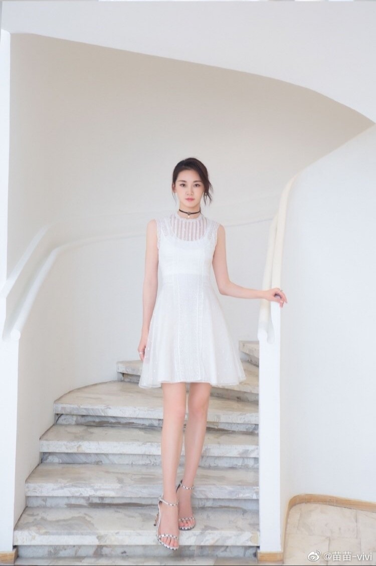芳华女主苗苗晒出白色系穿搭练舞多年身形体态保持的太好了