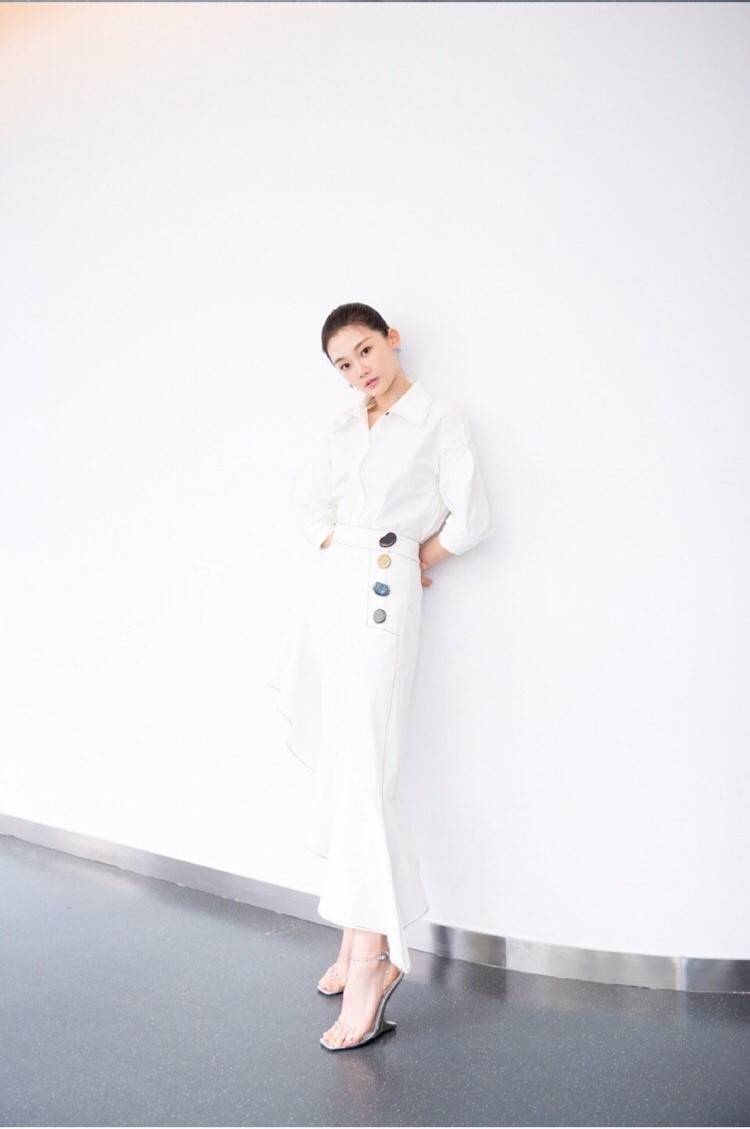 芳华女主苗苗晒出白色系穿搭练舞多年身形体态保持的太好了