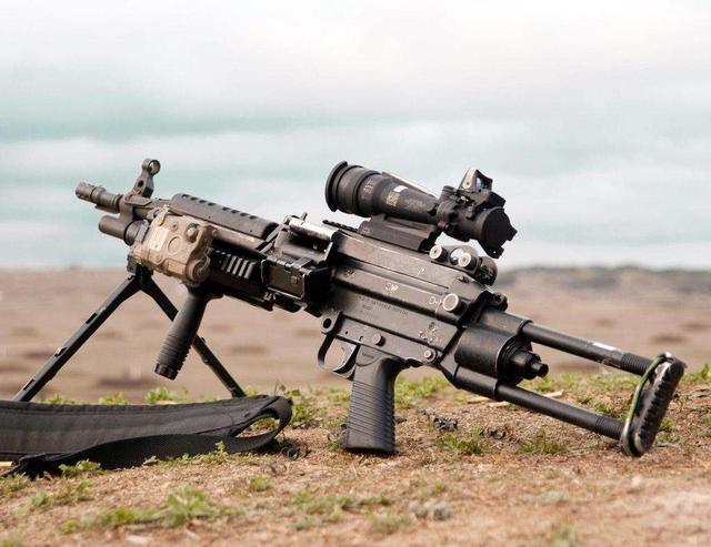 未来战场会真有飞行的机枪能够远程操控战场有效避免人员伤亡