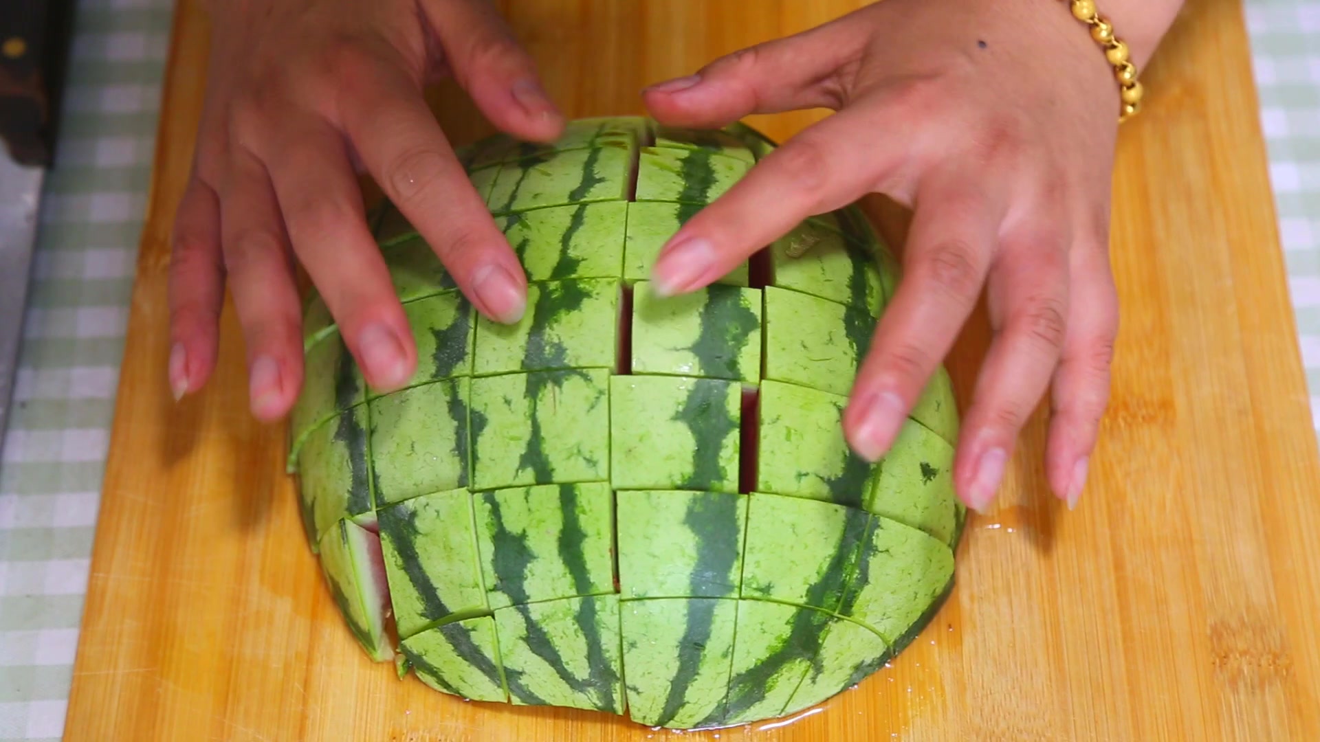 吃了30年西瓜,还是第一次见这种切法,学会这几招,真的很实用