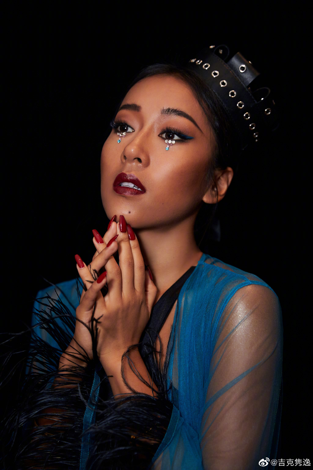 "巧克力美人"吉克隽逸吊带新潮,泪眼蓝钻审美独特,有些顶不住