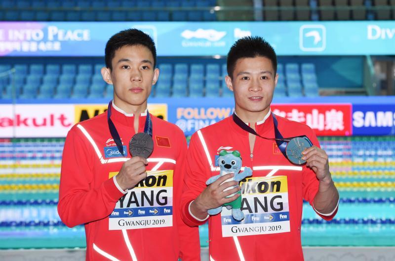 杨健(右)和杨昊在颁奖仪式后合影