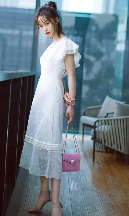 不温不火的蓝盈莹平日穿搭如此百变时而青春活泼时而知性优雅