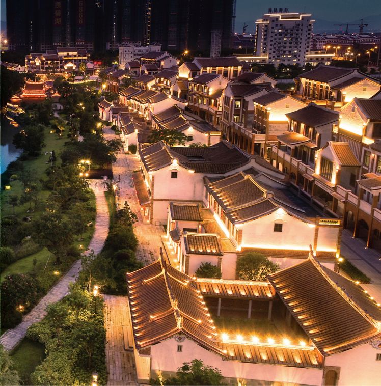 旧石条铺就的路,流光溢彩,向岸边古厝延伸……这是闽南水乡特色小镇