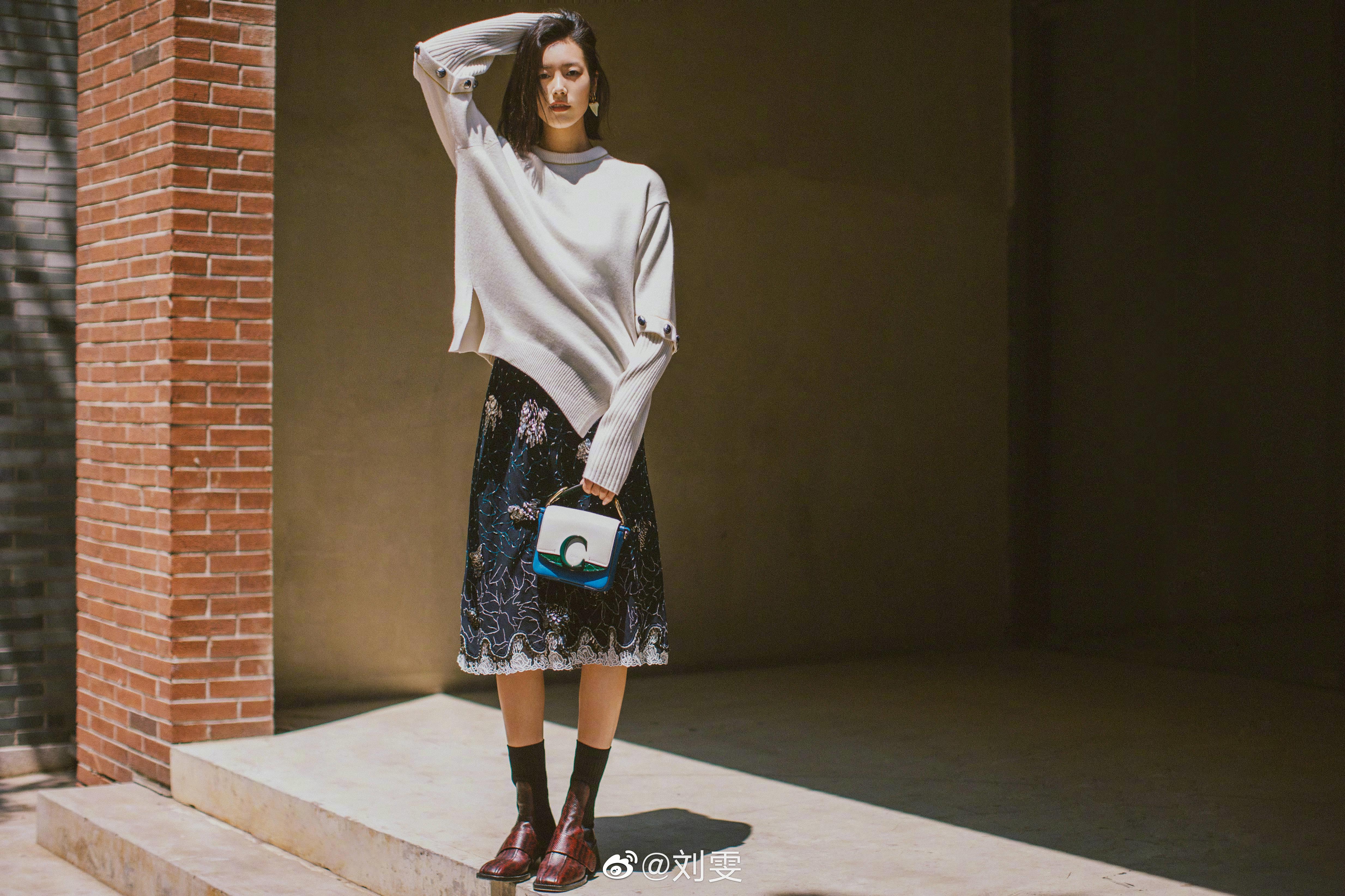 不可思议超模刘雯夏日时髦穿搭竟然就用一双鞋征服网友