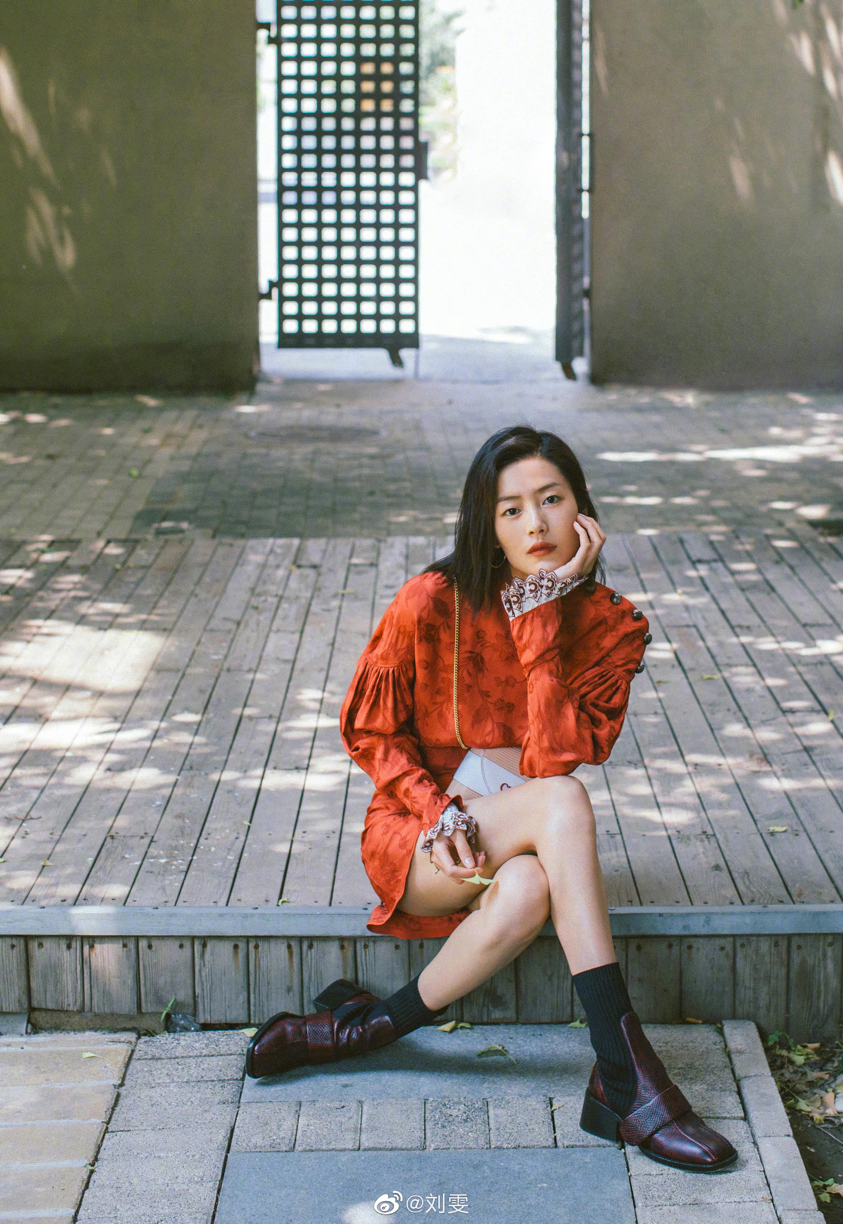 不可思议超模刘雯夏日时髦穿搭竟然就用一双鞋征服网友