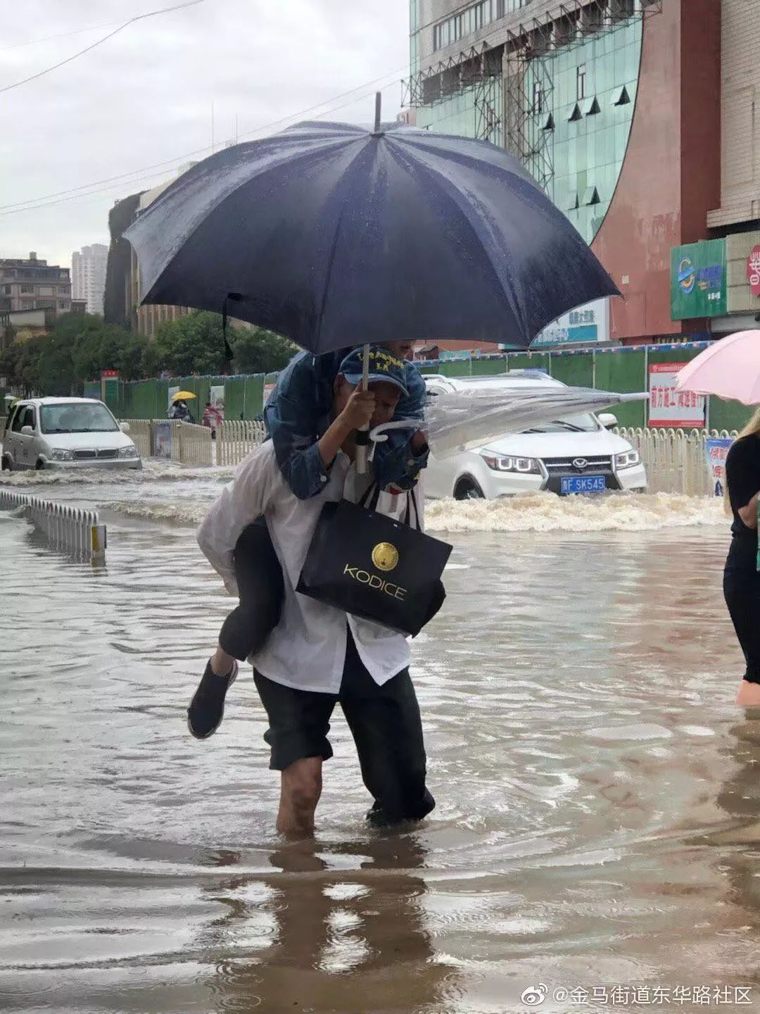 感谢有你,暴雨中那最温暖的身影!