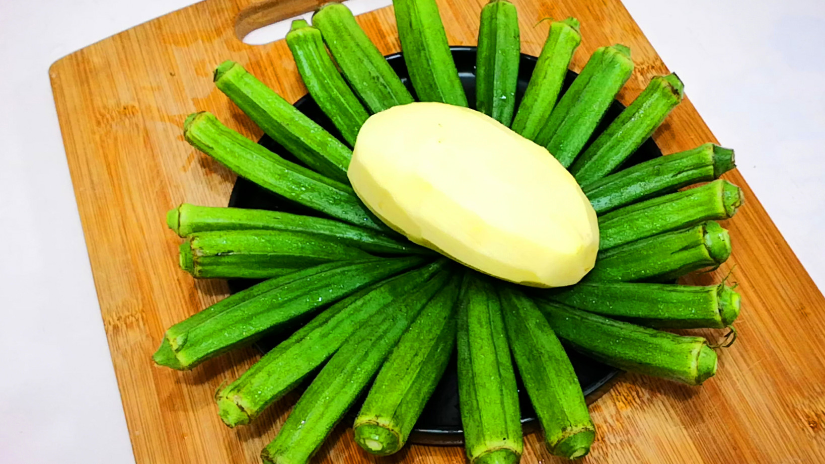 秋葵和土豆一起做原来这么好吃不炒不炸不凉拌出锅比肉还香