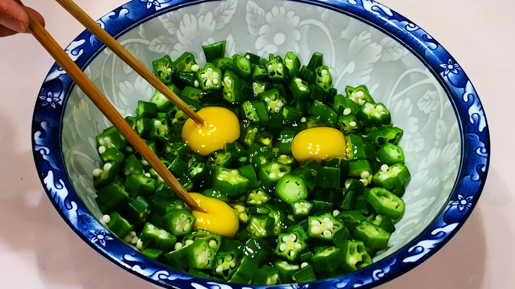 秋葵和土豆一起做原来这么好吃不炒不炸不凉拌出锅比肉还香