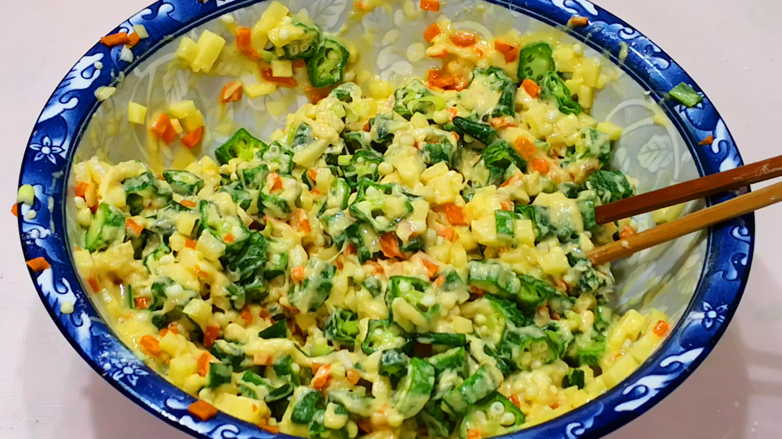 秋葵和土豆一起做原来这么好吃不炒不炸不凉拌出锅比肉还香