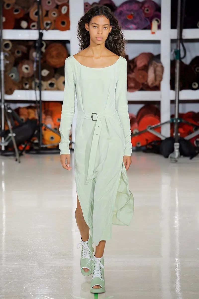 灰绿色寓言栖息梦中的童话倾听古典田园的复苏