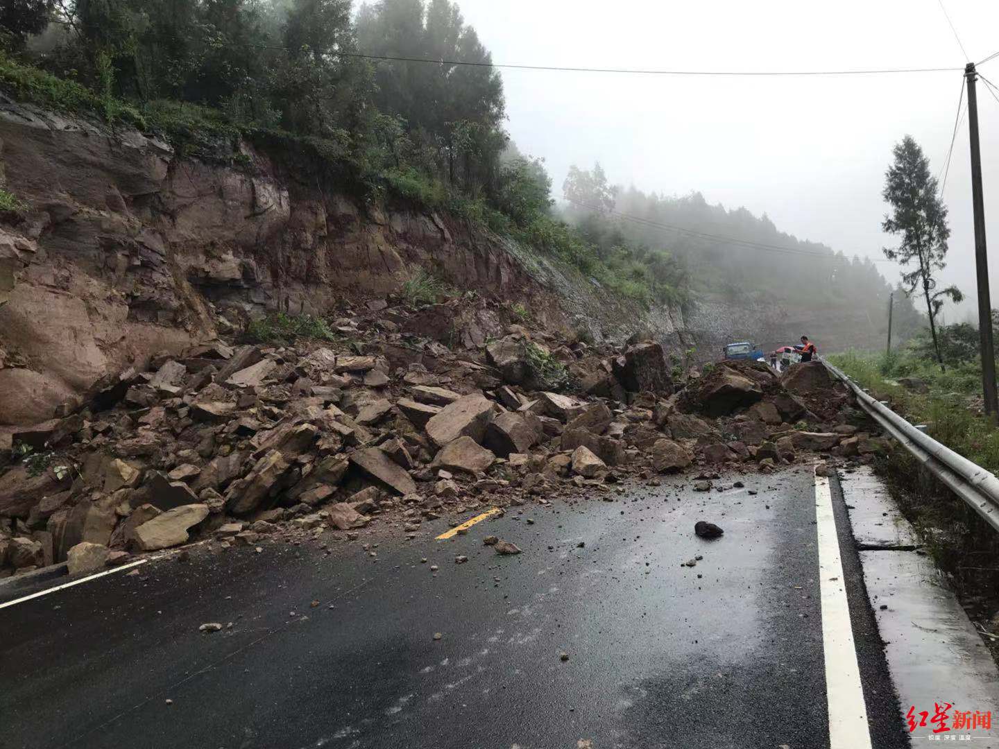 南充蓬安一山体滑坡阻断道路 幸无人员伤亡