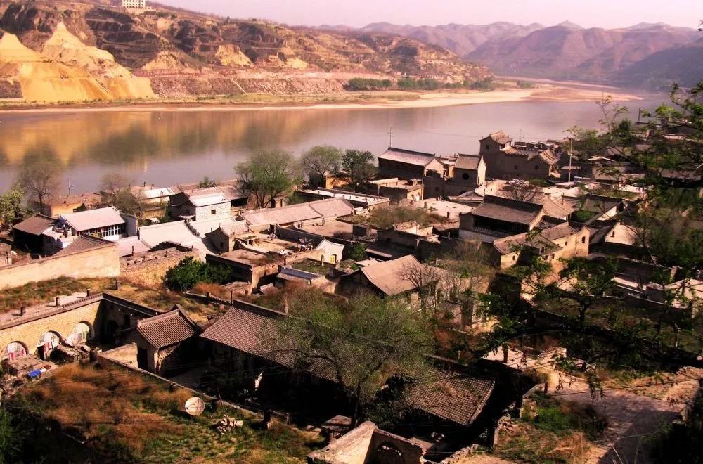 红色沃土喜迎圣火,二青会实体火炬在吕梁继续传递!