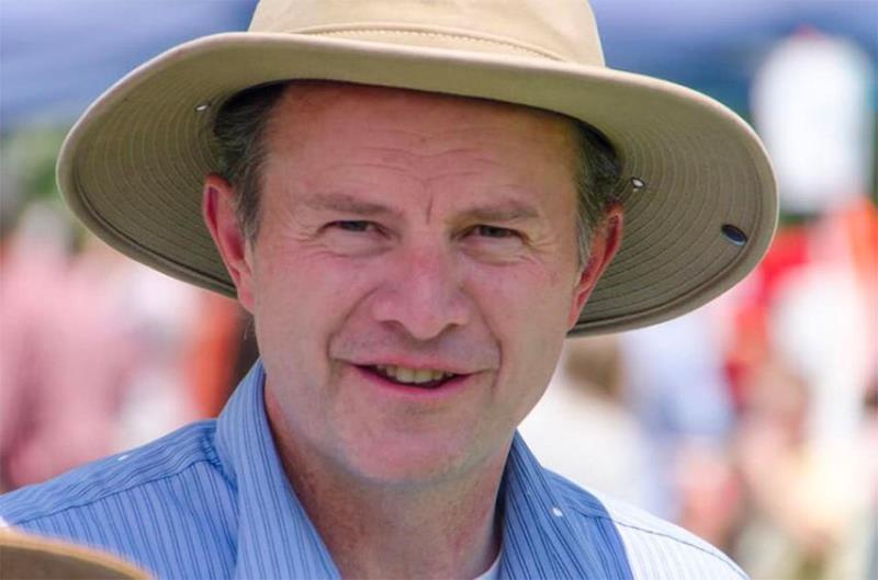 52岁的保罗·尼尔森,43岁的珍妮丝·巴斯克斯和他们的儿子凯文于上