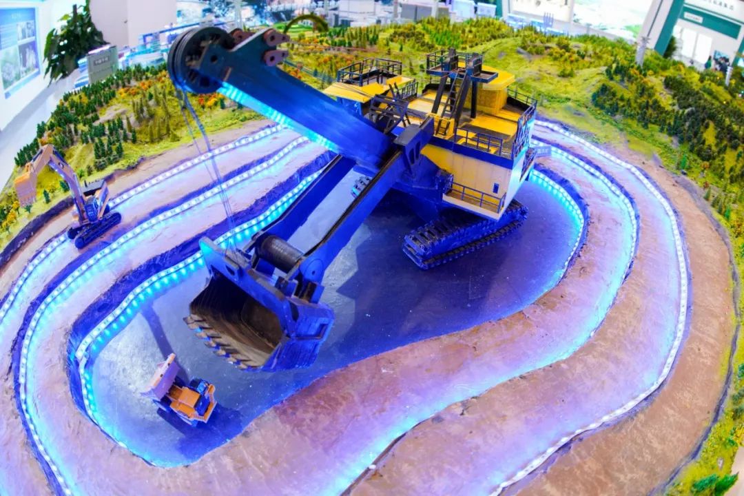 2018年9月16日,太原,一个大型露天煤矿开采设备的沙盘供人参观.