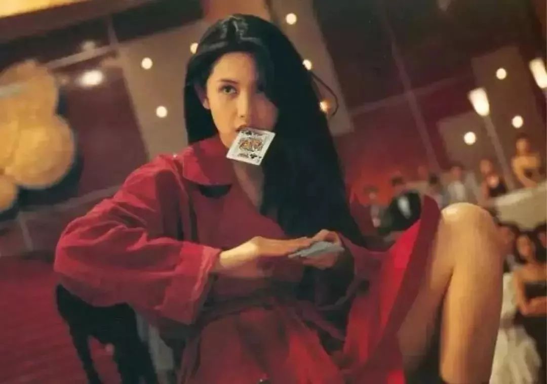 邱淑贞在《赌神》里墨发红衣的美艳形象,被誉为一代人心目中的女神