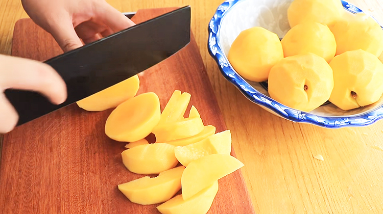 教你在家自制黄桃罐头做法简单又香甜可口比超市卖的还要好吃