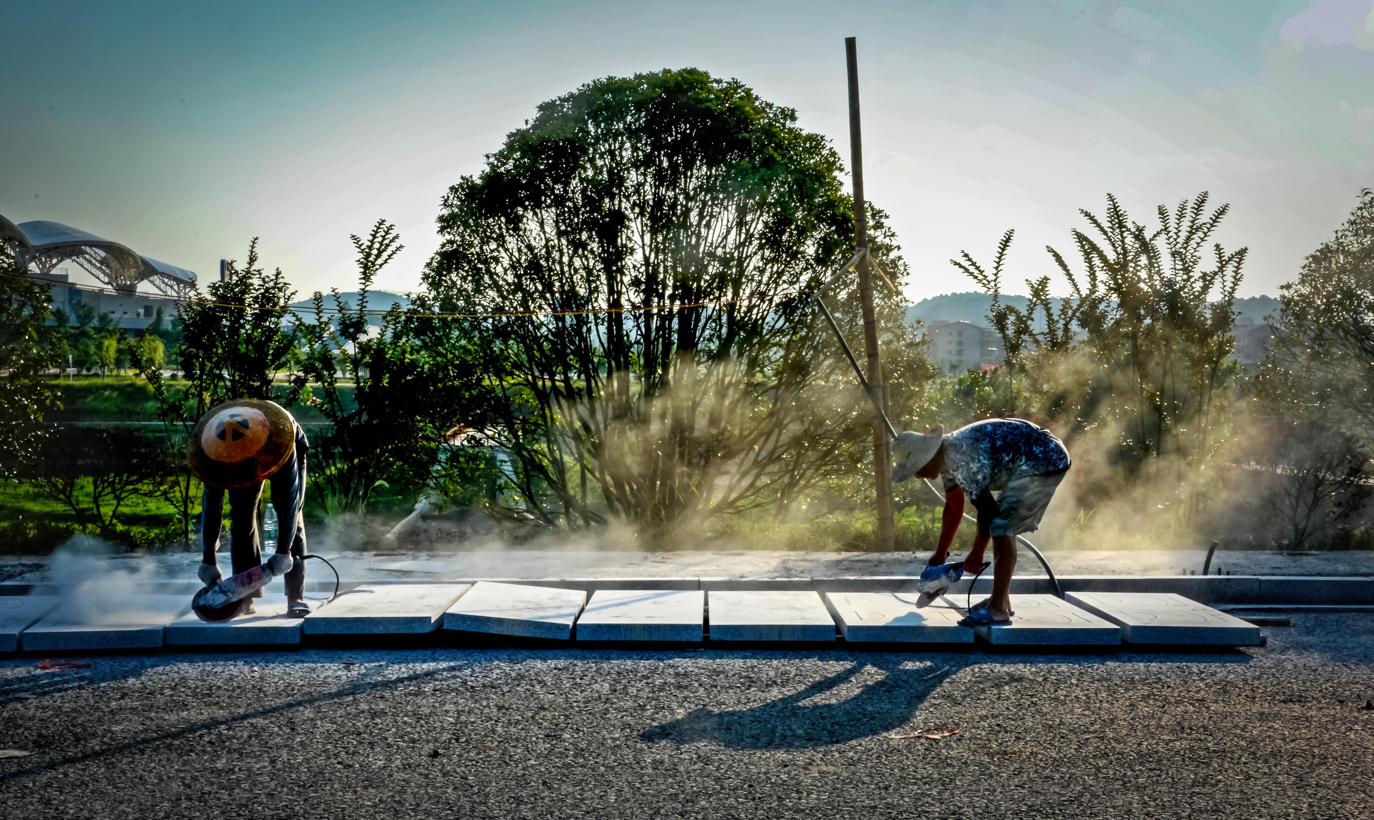 天大热人大干邵阳桃花桥修建施工人员冒高温挥汗如雨修桥忙