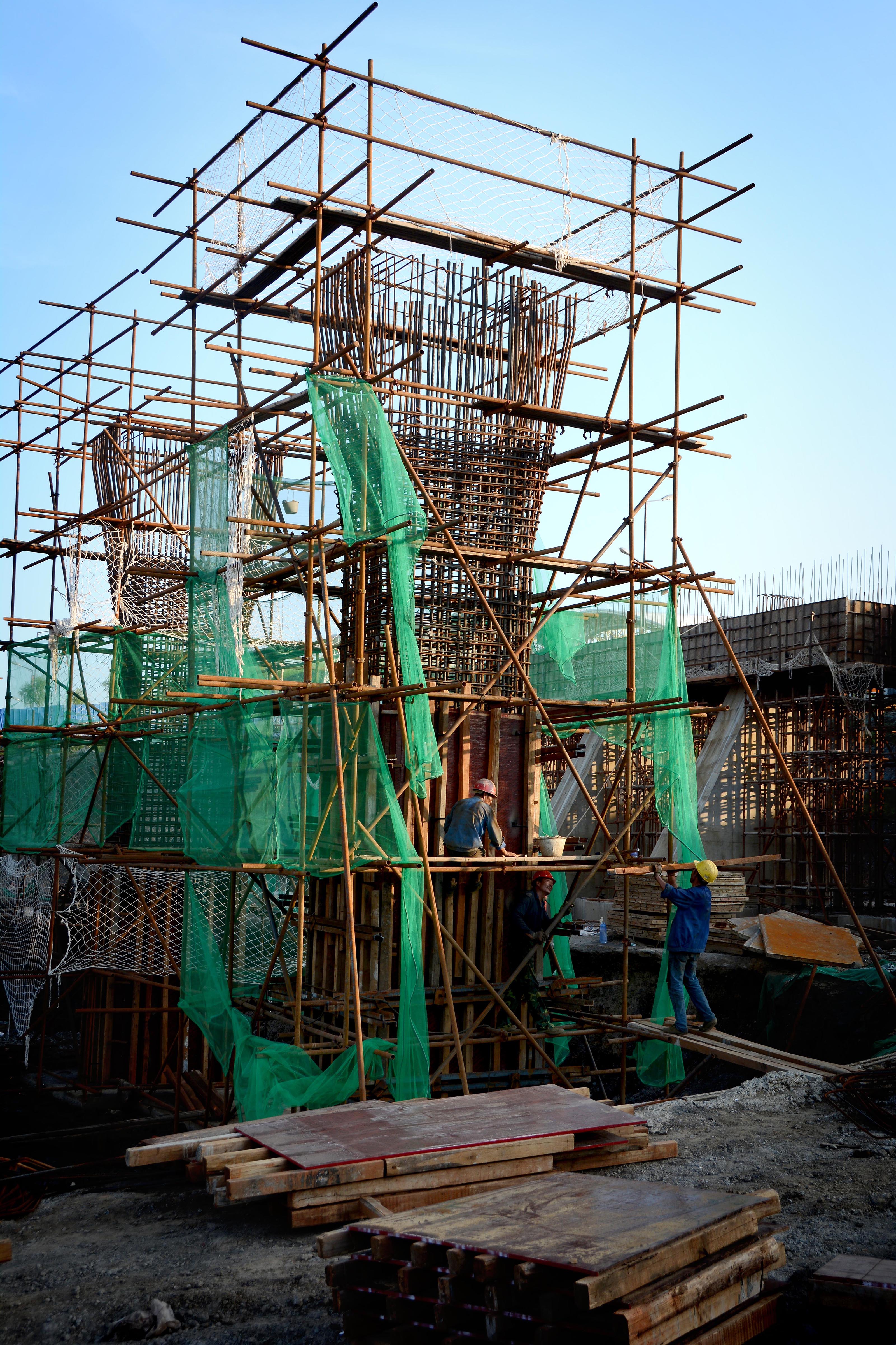 天大热人大干邵阳桃花桥修建施工人员冒高温挥汗如雨修桥忙
